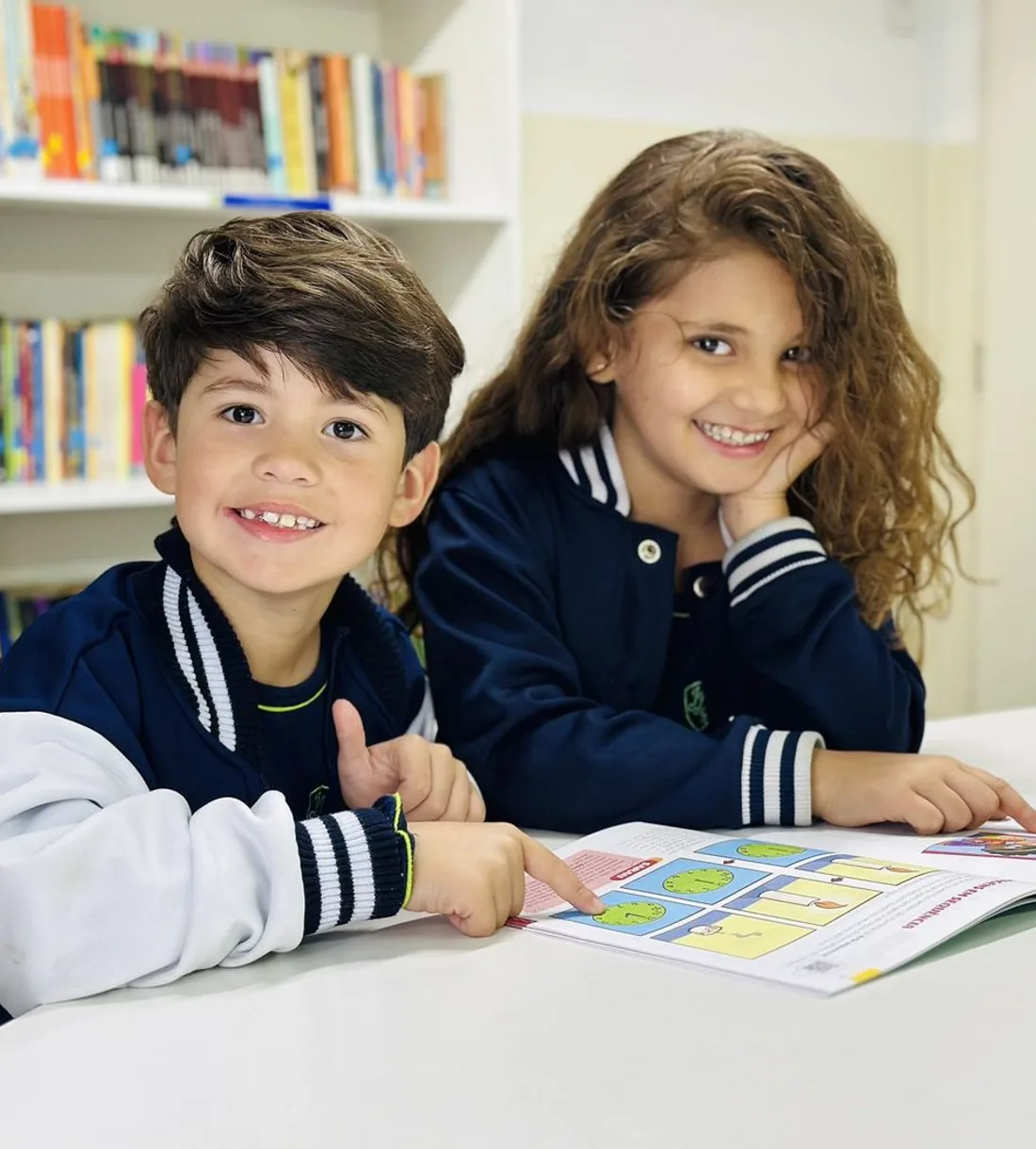 Estudantes do Colégio Jean Jacques Rousseau aprendendo juntos na biblioteca