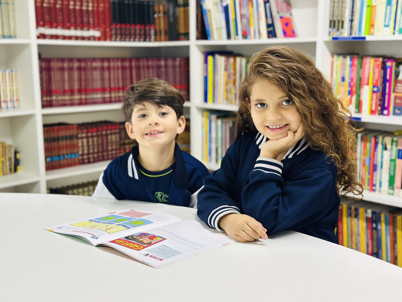 Estudantes do Colégio JJR consultando o acervo da biblioteca